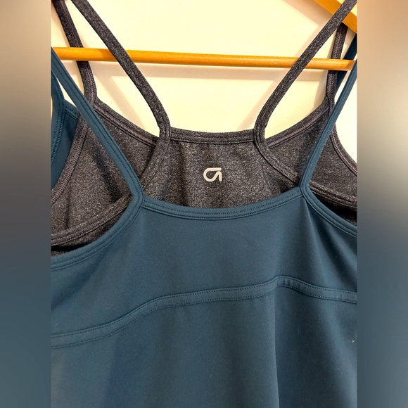 GAP FIT Yoga Top w/ built in sports bra - Picture 4 of 9